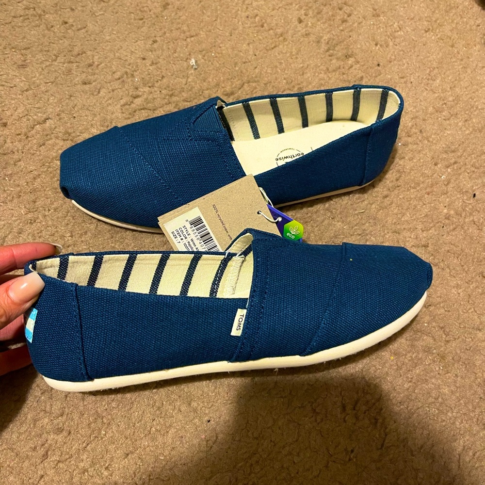 Brand new TOMS